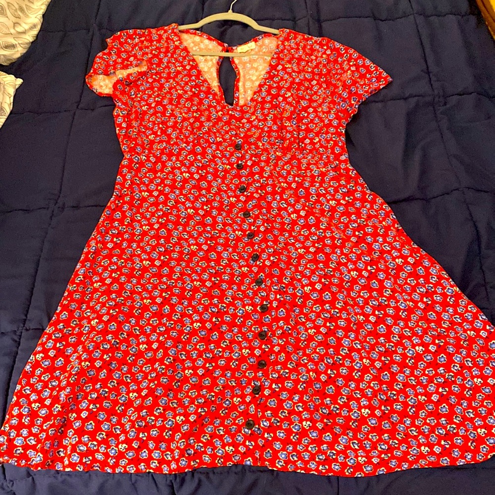 Cute red dress for any outing! Summer vibes 🌻